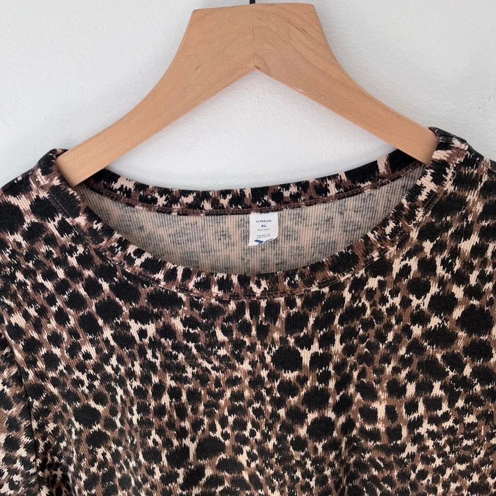 Old Navy Cropped Animal Print T-Shirt - Picture 4 of 5
